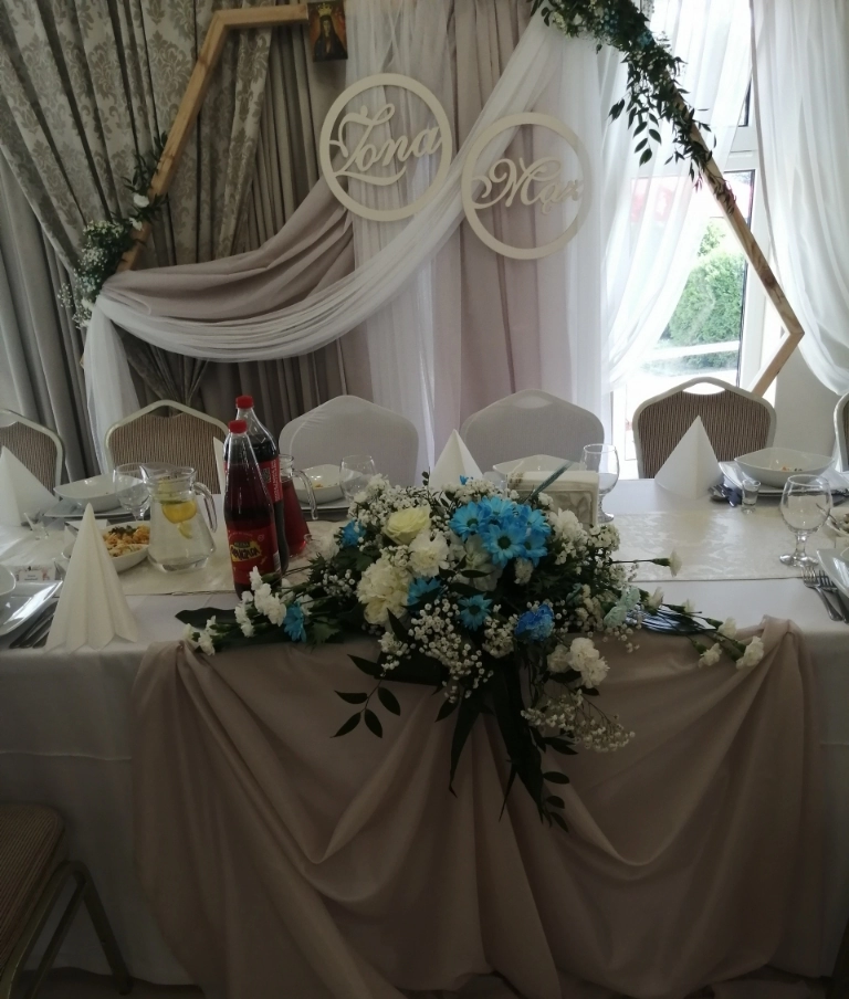Stół na sali weselnej